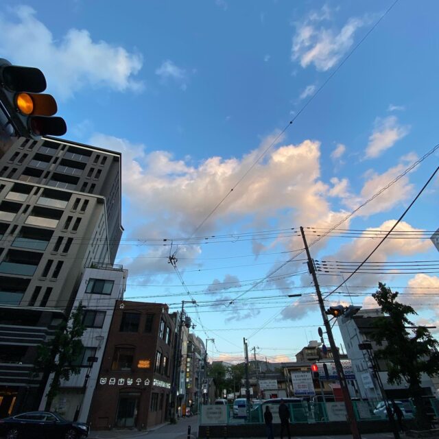 快晴！強風🌬️な本日もサクの間19時からよろしくお願いします！

所用あったり買い出しに手間取ったりでギリギリのギリですが、今日も一日🤗
出勤途中の一枚を添えて…

#サクの間 #木屋町13番路地 #京都路地 #京都路地奥 #京都居酒屋 #京都路地裏 #路地裏で飲ろうぜ #路地裏居酒屋 #sakunoma #heineken #ハイネケン #京都サンガ #京都サンガfc #紫魂 #revup #超感動